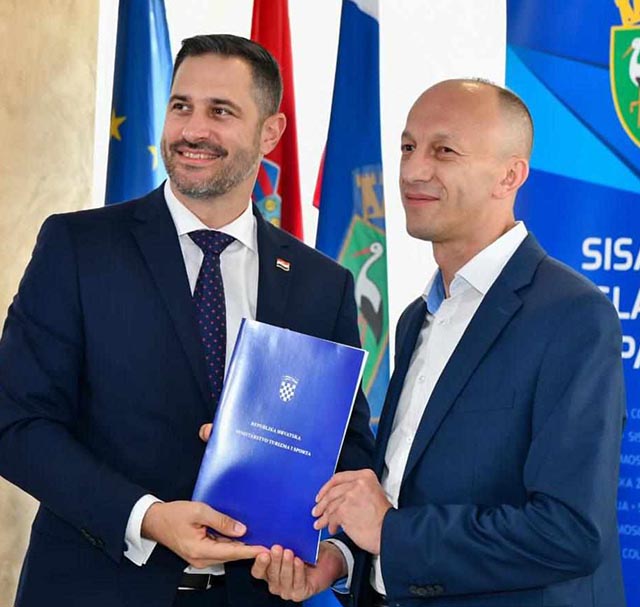 Predaja ugovora za dječju žičaru u Vrhovinama                                                                                                                                                                                                             